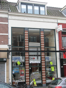 820416 Gezicht op de verbouwde voorgevel van het pand Damstraat 14 (Schaatsenberg - Bedden) te Utrecht.